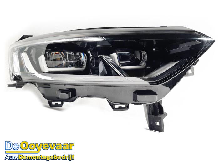 Używane Reflektor prawy Renault Koleos II (RZGH) 1.7 Blue dCi 150 Cena € 499,99 Procedura marży oferowane przez Autodemontagebedrijf De Ooyevaar