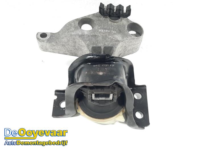 Engine mount from a Dacia Duster (SR) 1.5 dCi 109 4x4 2021