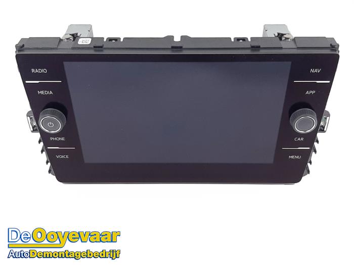 Radio control panel from a Volkswagen Tiguan (AD1) 1.4 TSI 16V 2018