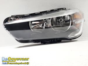 Używane Reflektor lewy BMW X1 (F48) xDrive 28i 2.0 16V Twin Power Turbo Cena € 224,99 Procedura marży oferowane przez Autodemontagebedrijf De Ooyevaar