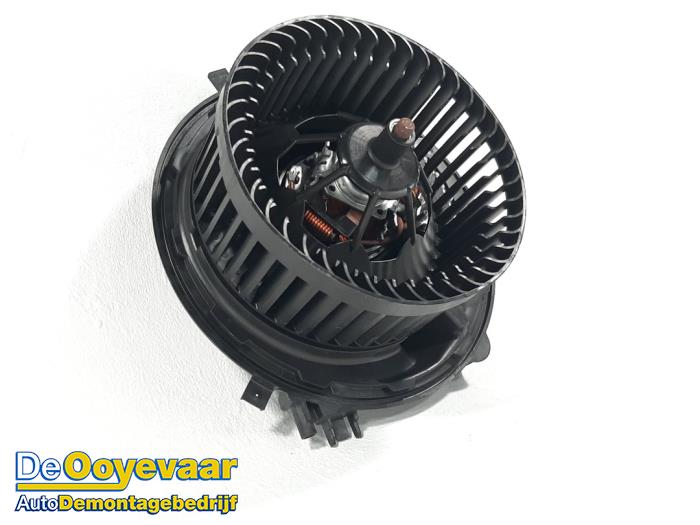 Motor de ventilador de calefactor de un Volkswagen Caddy Cargo V (SBA/SBH) 2.0 TDI BlueMotionTechnology 2021