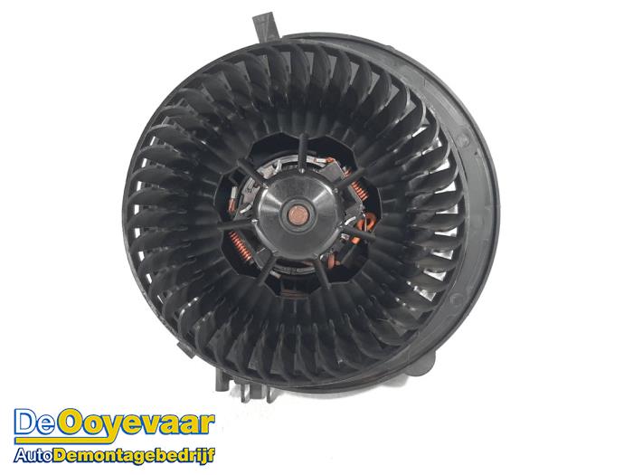 Heating and ventilation fan motor from a Volkswagen Caddy Cargo V (SBA/SBH) 2.0 TDI BlueMotionTechnology 2021