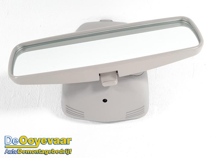 Rear view mirror from a Renault Clio IV Estate/Grandtour (7R) 1.5 Energy dCi 90 FAP 2013