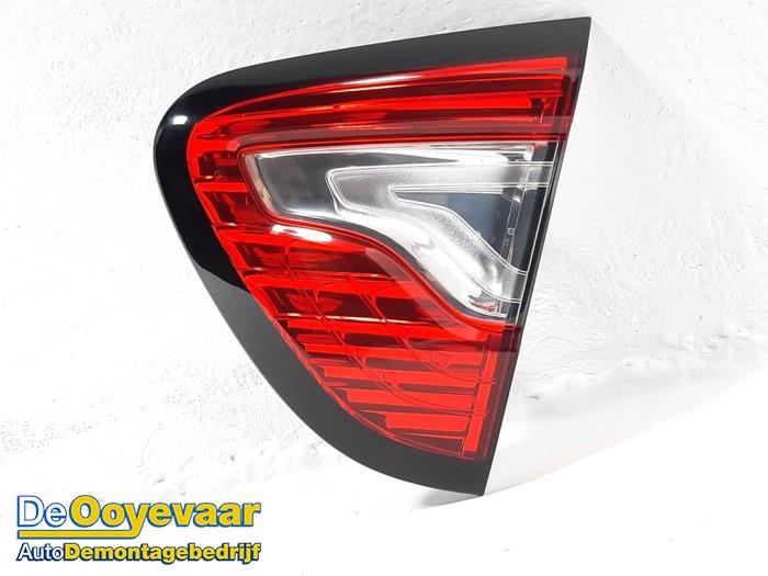 Tailgate reflector, right from a Renault Captur (2R) 0.9 Energy TCE 12V 2017