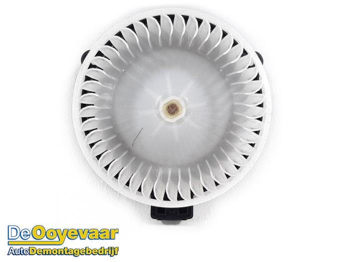 Heating and ventilation fan motor from a Mazda 2 (DJ/DL) 1.5 SkyActiv-G 75 2021