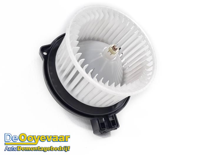 Heating and ventilation fan motor from a Mazda 2 (DJ/DL) 1.5 SkyActiv-G 75 2021