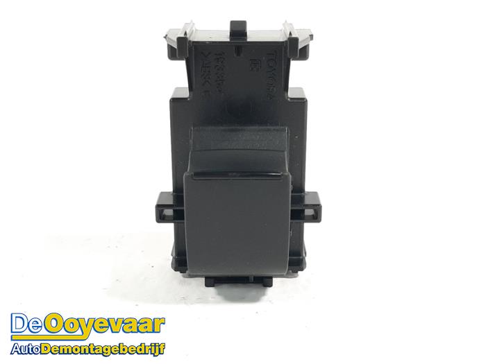 Usados Interruptor de ventanilla eléctrica Toyota Yaris IV (P21/PA1/PH1) 1.5 12V Hybrid Precio € 9,99 Norma de margen ofrecido por Autodemontagebedrijf De Ooyevaar