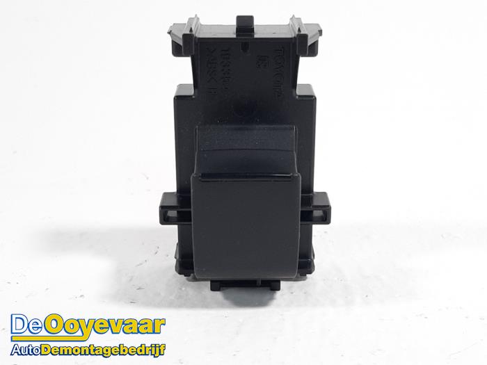 Electric window switch from a Toyota Yaris IV (P21/PA1/PH1) 1.5 12V Hybrid 2020