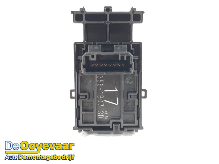 Electric window switch from a Toyota Yaris IV (P21/PA1/PH1) 1.5 12V Hybrid 2020