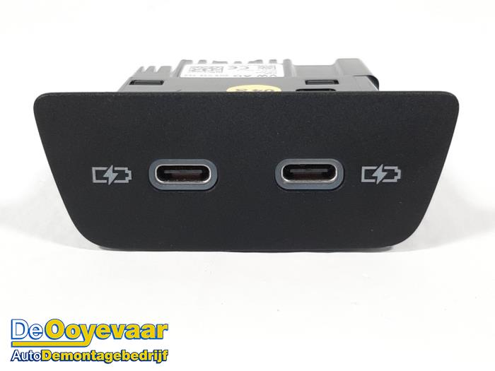 Używane Wtyczka USB Volkswagen T-Roc I 1.0 TSI 110 12V Cena € 9,99 Procedura marży oferowane przez Autodemontagebedrijf De Ooyevaar