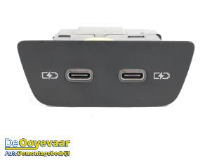 Używane Zlacze AUX/USB Volkswagen Polo VI (AW1) 1.6 TDI 16V 95 Cena € 19,99 Procedura marży oferowane przez Autodemontagebedrijf De Ooyevaar