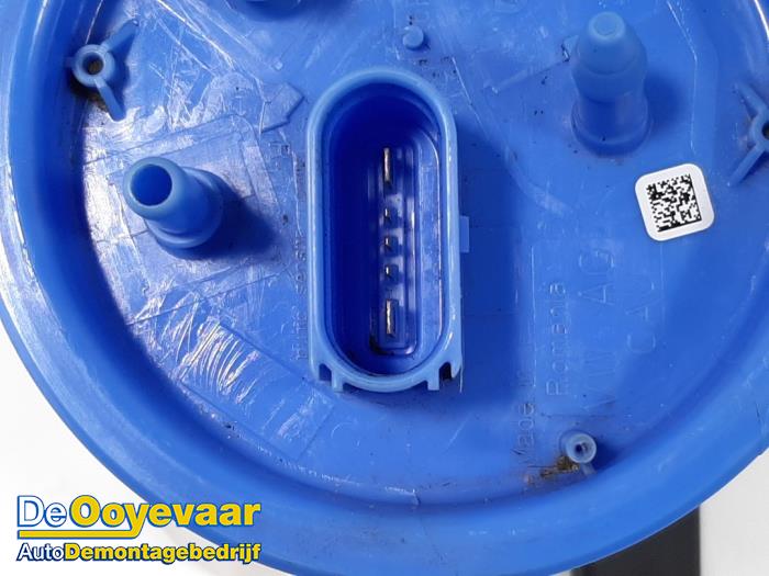 Electric fuel pump from a Volkswagen Polo V (6R) 1.0 TSI 12V BlueMotion 2017