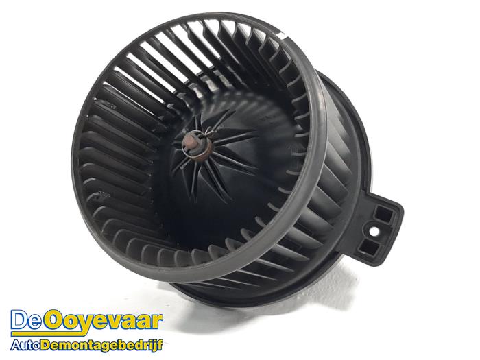 Heating and ventilation fan motor from a Hyundai i40 CW (VFC) 1.7 CRDi 16V 2015