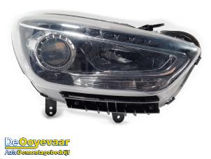 Używane Reflektor prawy Hyundai i40 CW (VFC) 1.7 CRDi 16V Cena € 299,99 Procedura marży oferowane przez Autodemontagebedrijf De Ooyevaar