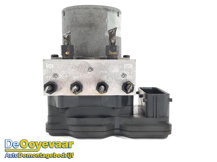 Begagnade ABS-pump Hyundai i40 CW (VFC) 1.7 CRDi 16V Pris € 69,99 Marginaltabell erbjuds av Autodemontagebedrijf De Ooyevaar