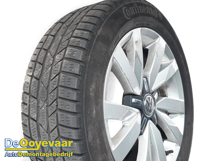 Llanta y neumático de invierno de un Volkswagen Passat Variant (3G5) 1.6 TDI 16V 2016