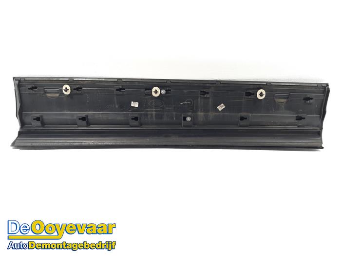 Door strip from a Land Rover Range Rover Evoque II (LZC/LZS/LZH) 2.0 P200 MHEV 16V AWD 2020