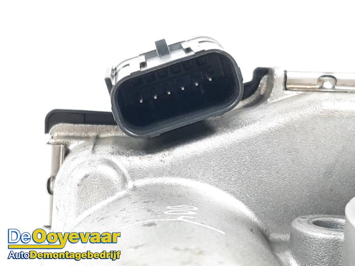 Throttle body from a Land Rover Range Rover Evoque II (LZC/LZS/LZH) 2.0 P200 MHEV 16V AWD 2020