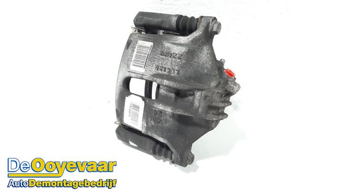 Gebrauchte Bremszange rechts vorne Peugeot 208 II (UB/UH/UP) 1.2 Vti 12V PureTech 75 Preis € 25,00 Margenregelung angeboten von Autodemontagebedrijf De Ooyevaar