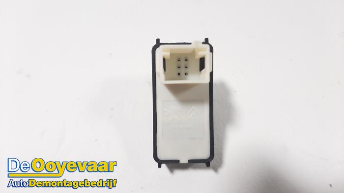 Electric window switch from a Peugeot 2008 (UD/UK/UR/US/UX) 1.2 VTi 12V PureTech 130 2020