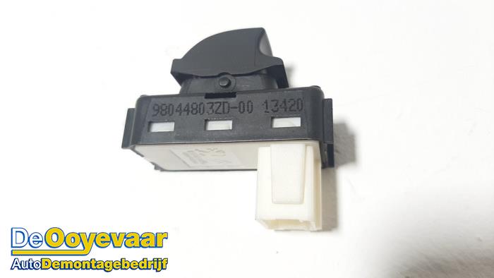 Electric window switch from a Peugeot 2008 (UD/UK/UR/US/UX) 1.2 VTi 12V PureTech 130 2020