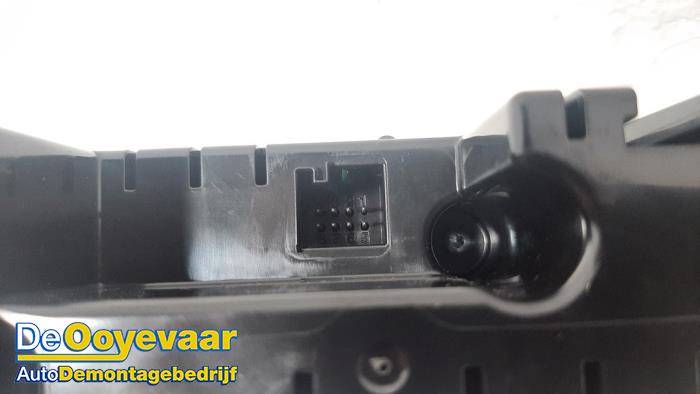 Panel de control de aire acondicionado de un Mercedes-Benz CLA Shooting Brake (118.6) 2.0 CLA-250 Turbo 16V 2020