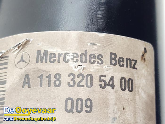 Barre amortisseur avant droit d'un Mercedes-Benz CLA Shooting Brake (118.6) 2.0 CLA-250 Turbo 16V 2020