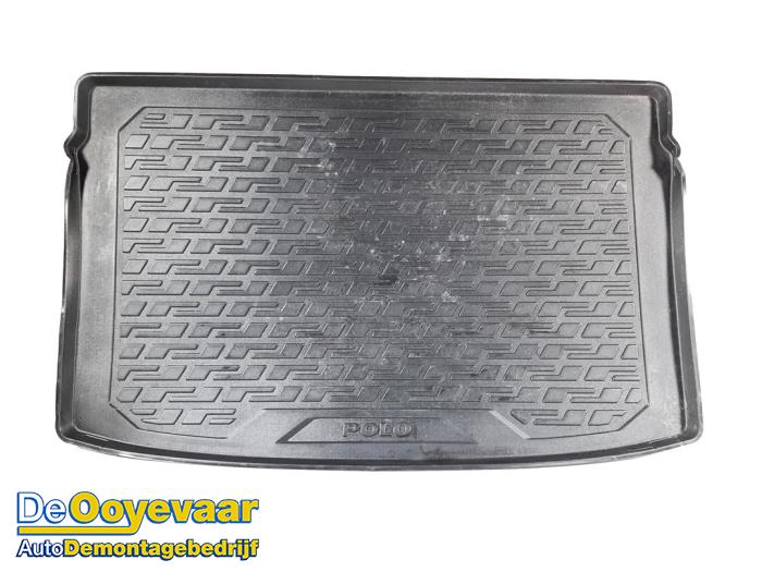 Boot mat from a Volkswagen Polo VI (AW1) 1.0 TSI 12V 2022