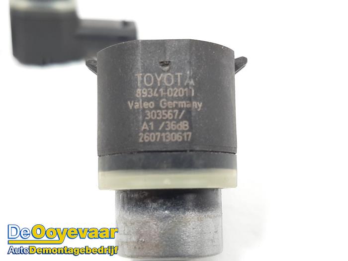 PDC Sensor Set from a Toyota Auris Touring Sports (E18) 1.8 16V Hybrid 2013