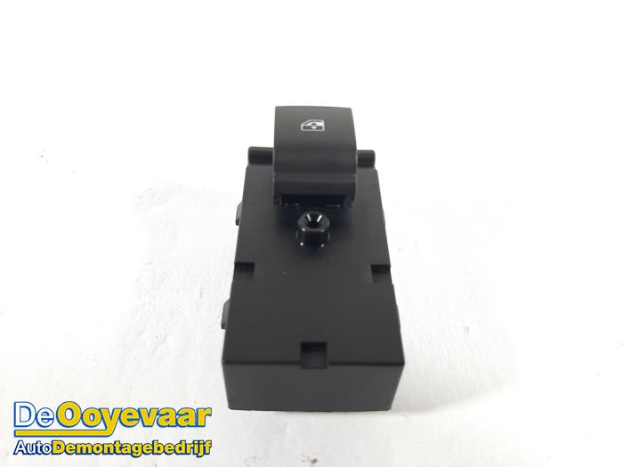 Usados Interruptor de ventanilla eléctrica Opel Mokka/Mokka X X 1.4 Turbo 16V 4x2 Precio € 5,00 Norma de margen ofrecido por Autodemontagebedrijf De Ooyevaar