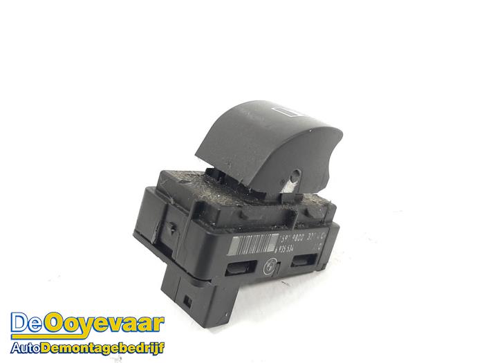 Usados Interruptor de ventanilla eléctrica BMW 1 serie (E87/87N) 116i 1.6 16V Precio € 5,00 Norma de margen ofrecido por Autodemontagebedrijf De Ooyevaar