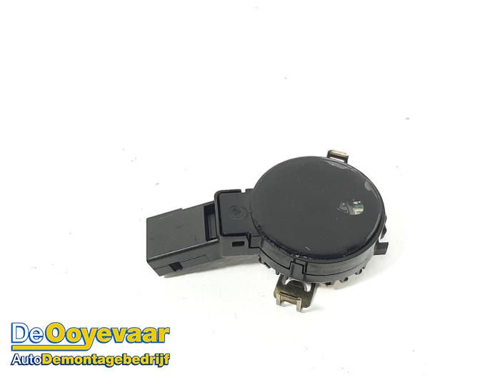 Gebrauchte Regensensor Peugeot 308 SW (L4/L9/LC/LJ/LR) 1.6 BlueHDi 120 Preis € 19,99 Margenregelung angeboten von Autodemontagebedrijf De Ooyevaar