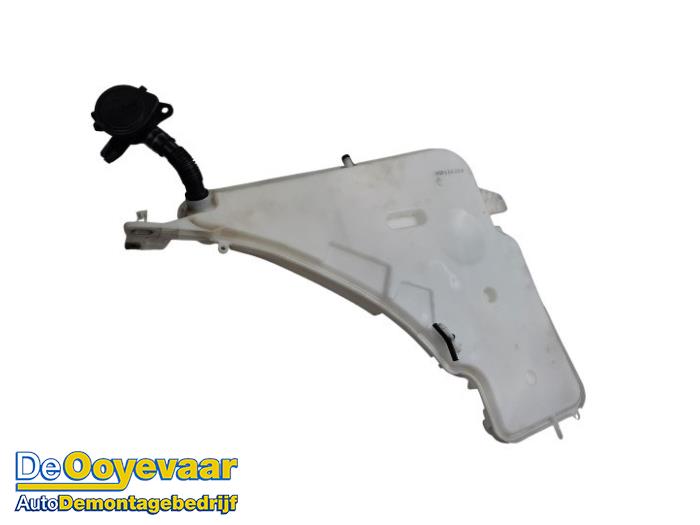 Front windscreen washer reservoir from a BMW 3 serie (F30) 320i 1.6 16V EfficientDynamicsEdition 2013