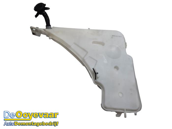 Front windscreen washer reservoir from a BMW 3 serie (F30) 320i 1.6 16V EfficientDynamicsEdition 2013