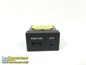 Używane Zlacze AUX/USB Hyundai i40 CW (VFC) 2.0 GDI 16V Cena € 49,99 Procedura marży oferowane przez Autodemontagebedrijf De Ooyevaar