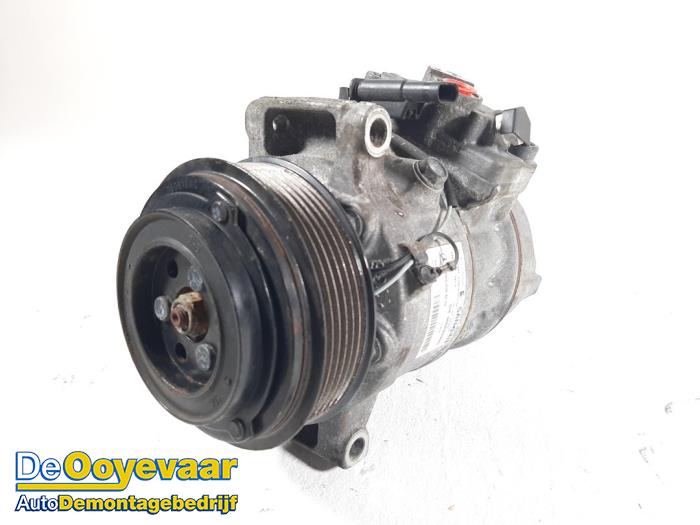 Usagé Compresseur de clim Mercedes C (W205) C-300 2.0 Turbo 16V 4-Matic Prix € 85,00 Règlement à la marge proposé par Autodemontagebedrijf De Ooyevaar