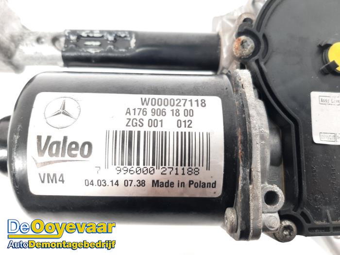 Wiper motor + mechanism from a Mercedes-Benz GLA (156.9) 2.2 220 CDI 16V 4-Matic 2014