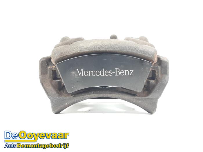 Bremszange links vorne van een Mercedes-Benz GLA (156.9) 2.2 220 CDI 16V 4-Matic 2014
