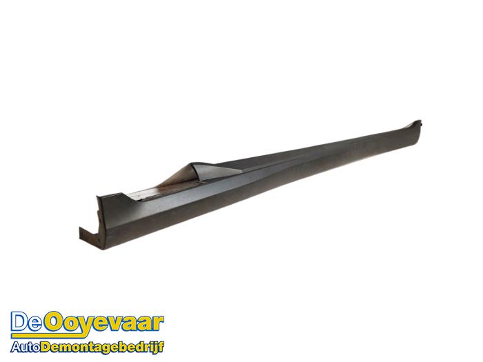 Side skirt, left from a Mercedes-Benz GLC (X253) 2.0 200 16V 4-Matic 2016