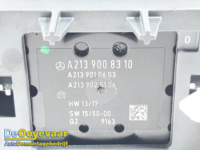 Radio control panel from a Mercedes-Benz E (W213) E-220d 2.0 Turbo 16V 2019