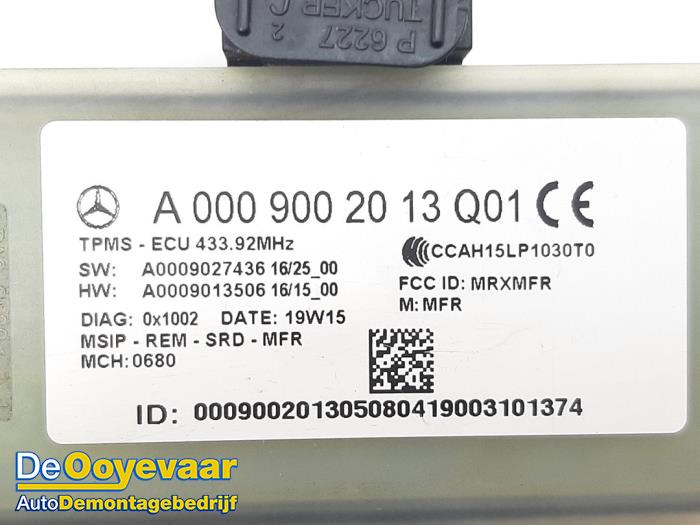 Tyre pressure module from a Mercedes-Benz E (W213) E-220d 2.0 Turbo 16V 2019