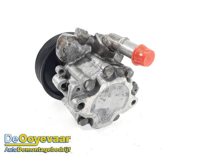 Power steering pump from a Renault Master III (FD/HD) 2.5 dCi 16V 100 2008