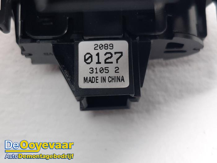 Interruptor ESP de un Opel Zafira Tourer (P12) 1.6 CDTI 16V ecoFLEX 136 2013
