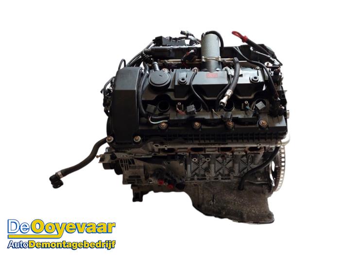 Engine from a BMW 7 serie (E65/E66/E67) 745i,Li 4.4 V8 32V 2004