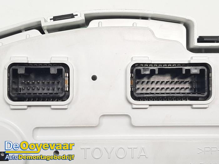 Instrument panel from a Toyota iQ 1.0 12V VVT-i 2011