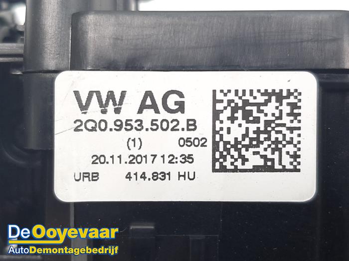 Interruptor combinado columna de dirección de un Volkswagen Polo VI (AW1) 1.0 12V BlueMotion Technology 2018