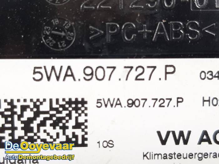 Módulo Climatronic de un Volkswagen Golf VIII (CD1) 1.5 eTSI 16V 2020