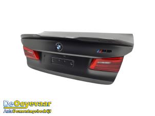 Usados Portón trasero BMW M5 (G30/F90) M5 xDrive 4.4 V8 32V TwinPower Turbo Precio € 995,00 Norma de margen ofrecido por Autodemontagebedrijf De Ooyevaar