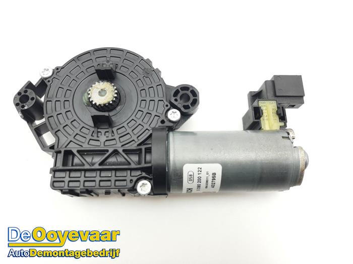 Używane Silnik szyberdachu Mercedes C (W205) C-180 1.5 EQ Boost Cena € 29,99 Procedura marży oferowane przez Autodemontagebedrijf De Ooyevaar