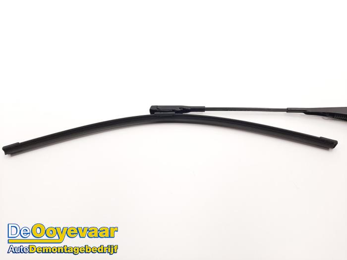 Front wiper arm from a BMW X1 (E84) sDrive 18d 2.0 16V 2012